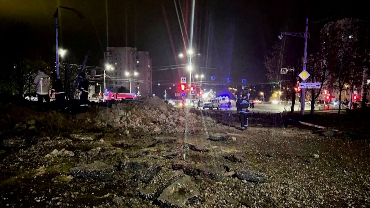 Výbuch a obrovský kráter v Bělgorodu. Rusové oznámili náhodný pád bomby z vlastního letadla
